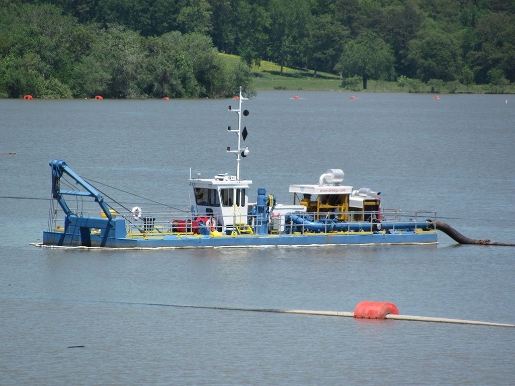 870 Jet Dragon dredge removing ash layers from the river bottom